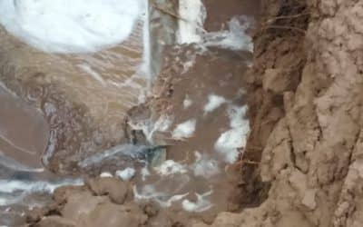 EN PELLEGRINI Y QUINTANA REPARARON UNA ROTURA EN LA UNIÓN DE LA CAÑERÍA DE AGUA PERO AÚN ESTÁ CORTADO EL TRÁNSITO