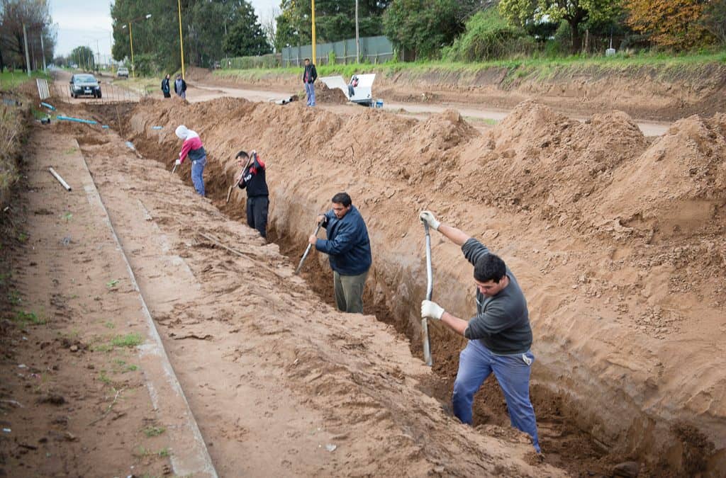 Se profundizan los caños de agua en la calle Lagos