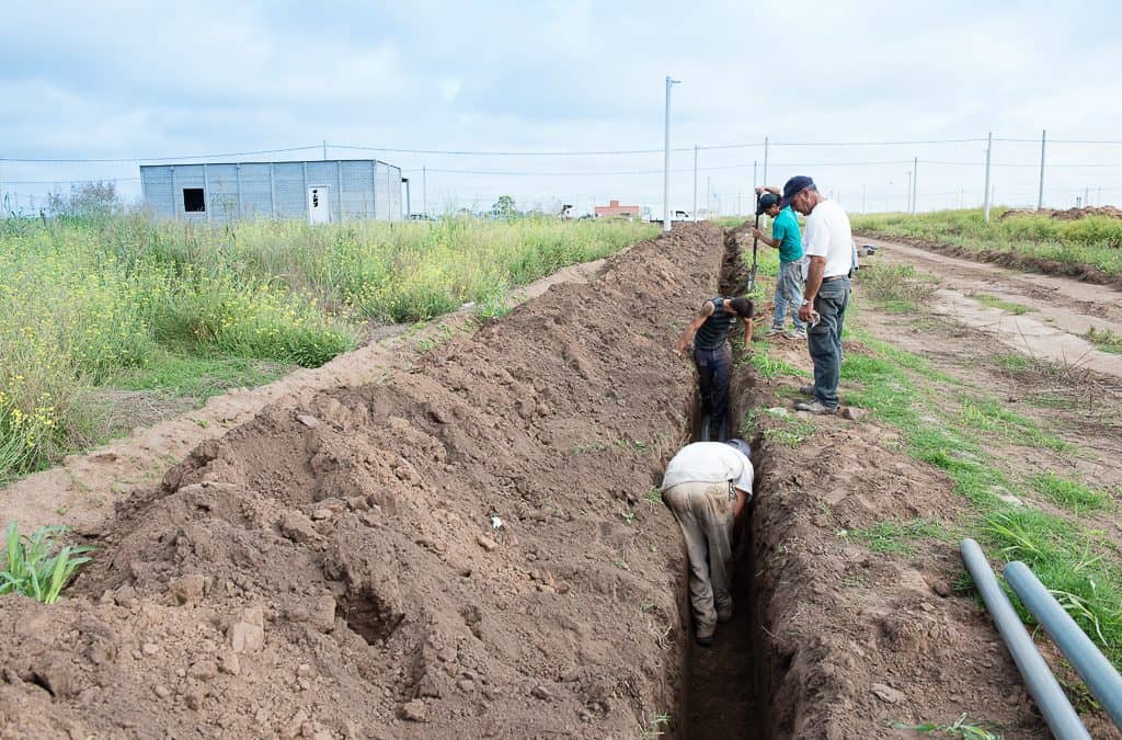 Avanzan las obras en las redes de agua y cloacas de la Ampliación Urbana