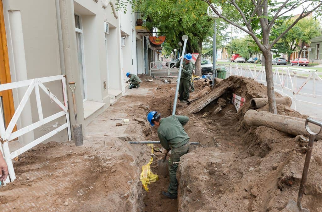 Comenzó la obra de renovación de la red domiciliaria de agua corriente y cloacas