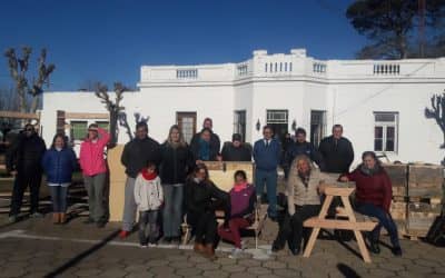 EL PENAL “LAS TUNAS” ENTREGÓ A LAS ESCUELAS EL MOBILIARIO REALIZADO CON MADERA RECICLADA