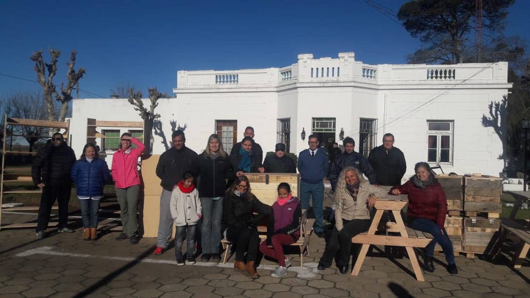 EL PENAL “LAS TUNAS” ENTREGÓ A LAS ESCUELAS EL MOBILIARIO REALIZADO CON MADERA RECICLADA