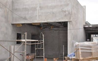 El Municipio coloca los pisos en la ampliación del CAPS Ameghino