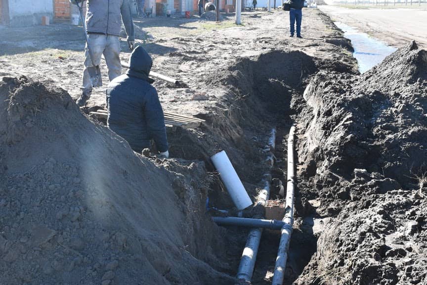 AVANZAN LOS TRABAJOS EN EL TENDIDO DE LA RED DE CLOACAS Y DOBLE CIRCUITO DE AGUA CORRIENTE EN LA AMPLIACIÓN URBANA