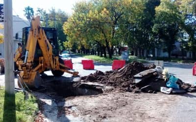 PERSONAL DE INFRAESTRUCTURA ESTÁ REPARANDO LA ROTURA DE UN CAÑO PLUVIAL EN VIGNAU Y NUEVE DE JULIO
