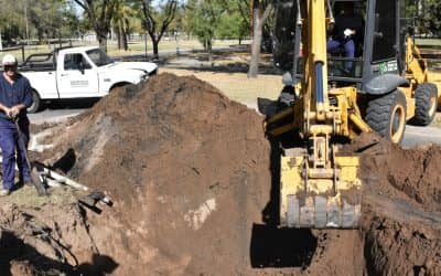 EL MUNICIPIO REPARA UNA ROTURA EN LA CAÑERÍA DE CLOACAS EN PTE. URIBURU, ENTRE TOMÁS DAVIS Y ALMAFUERTE
