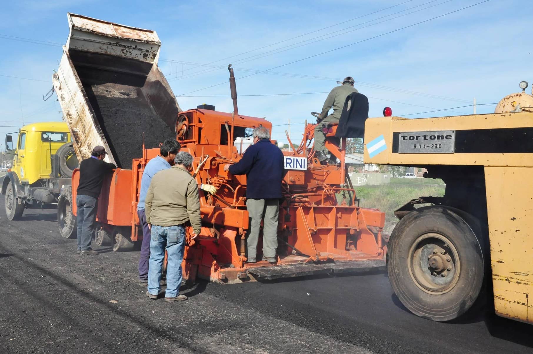 El Municipio asfalta la calle Marconi