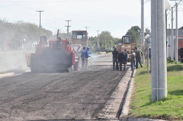 El Municipio asfalta 4 cuadras en la calle Llambías