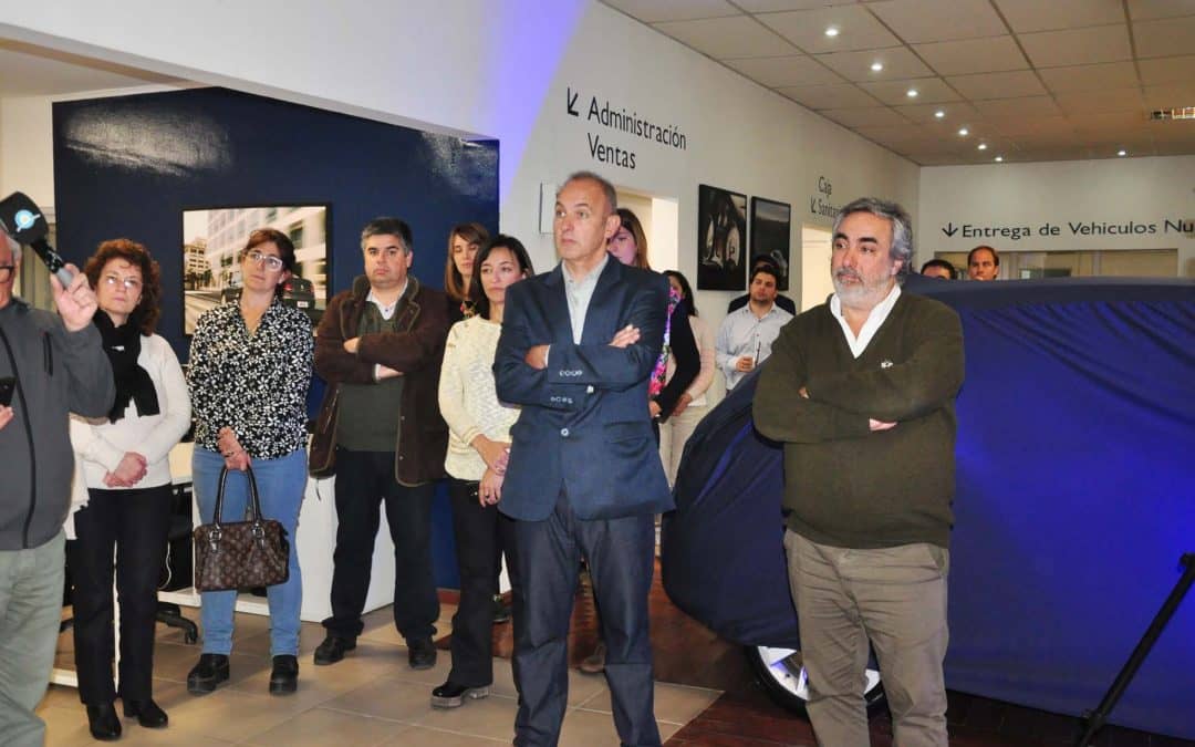 Lens entregó un auto a UTN para prácticas educativas de escuelas técnicas