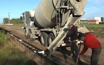 TREINTA DE AGOSTO: REALIZAN TAREAS DE BACHEO EN LA CIUDAD Y 150 MTS. DE CORDON CUNETA EN LA CALLE SARMIENTO