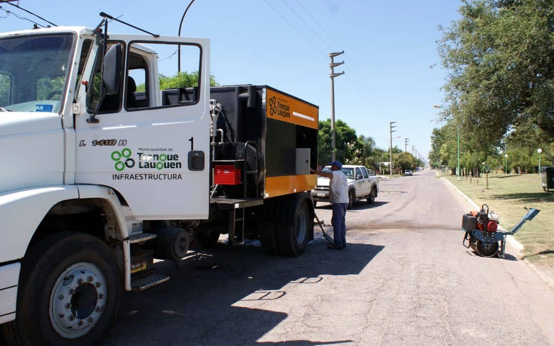 Con máquina nueva se realizan tareas de repavimentación en 30 de Agosto