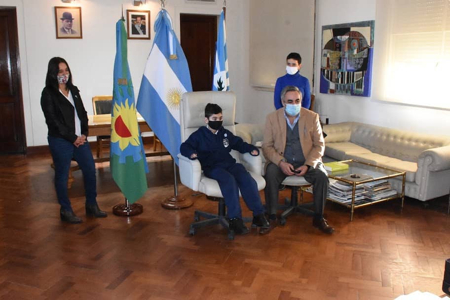 EL INTENDENTE Y UN ALUMNO DEL INSTITUTO MIGUEL DI GERÓNIMO, EN EL ACTO VIRTUAL CON EL GOBERNADOR DE LA PROVINCIA DE BUENOS AIRES