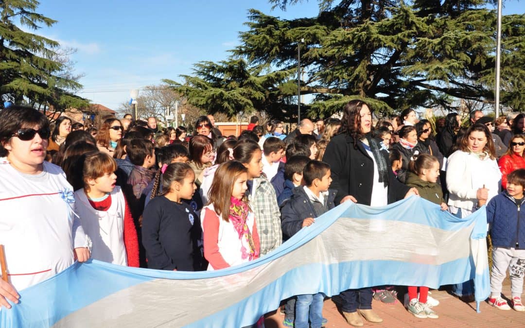 Con la promesa de los estudiantes se conmemoró el Día de la Bandera