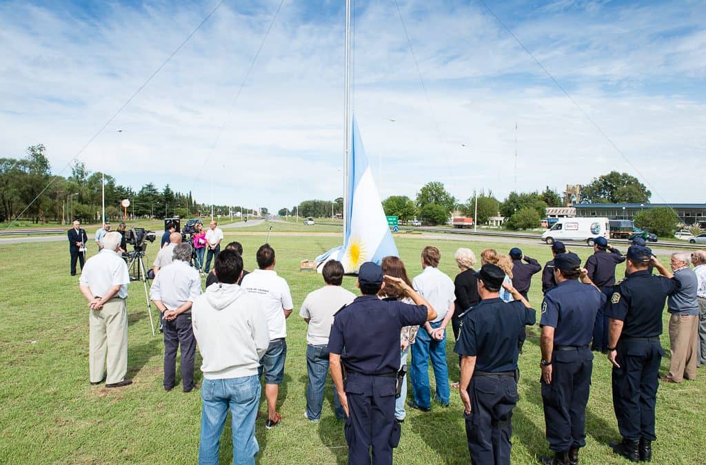 Se colocó una nueva Bandera en la rotonda de la Ruta 5