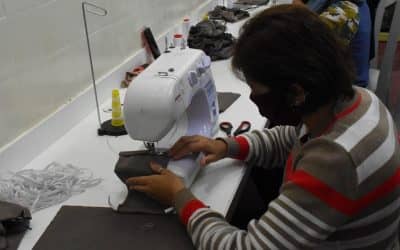 EL TALLER TEXTIL ENTREGÓ MÁSCARAS FACIALES AL HOSPITAL Y AHORA CONFECCIONA MÁS PARA SUMAR A LOS BOLSONES DE MERCADERÍA