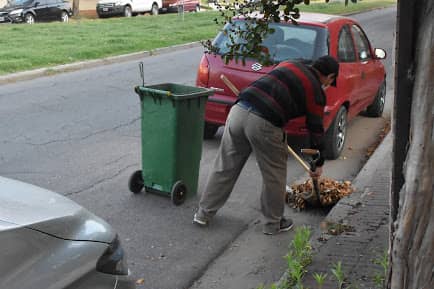 PERSONAL DE ESPACIOS VERDES E HIGIENE URBANA RETOMARON HOY PARCIALMENTE LAS TAREAS DE BARRIDO EN LAS CALLES DE LA CIUDAD