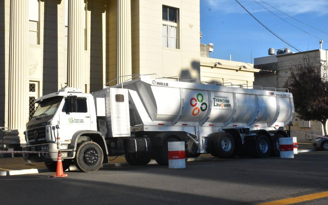 EL MUNICIPIO SIGUE INCORPORANDO EQUIPAMIENTO: SUMÓ UNA BATEA PARA EL TRANSPORTE DE MATERIALES