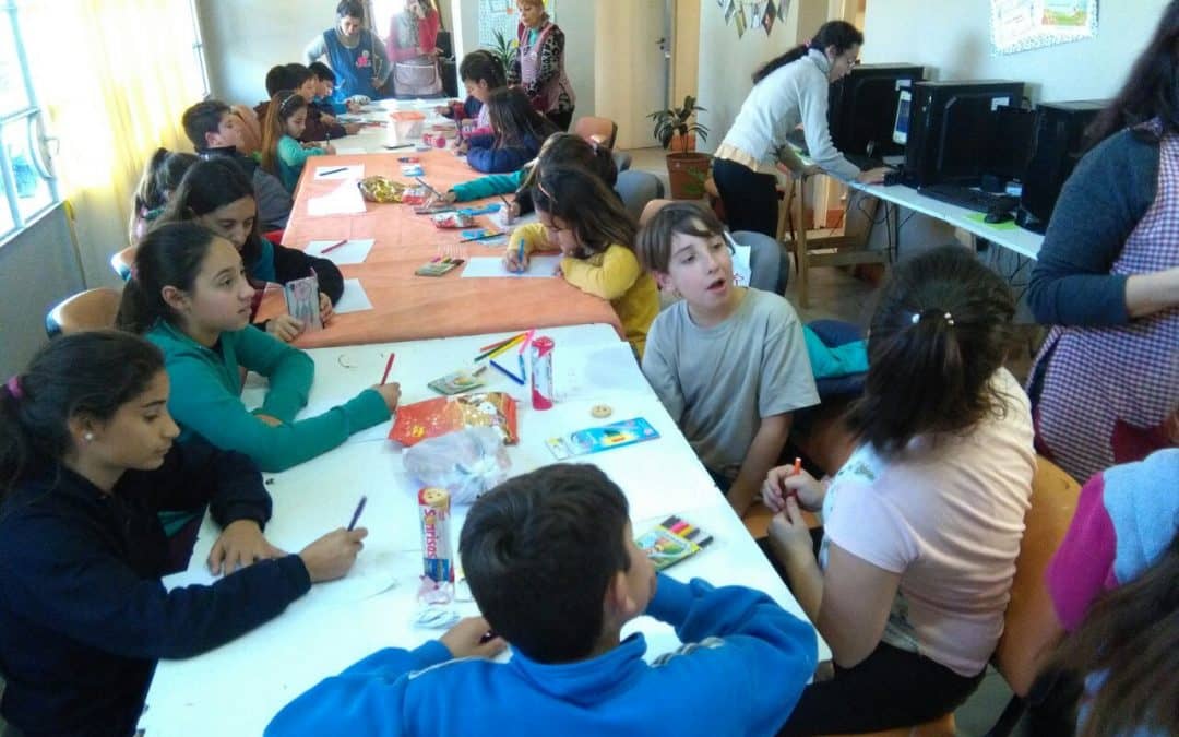 Actividades recreativas para los chicos de las clases de apoyo de la Escuela Municipal