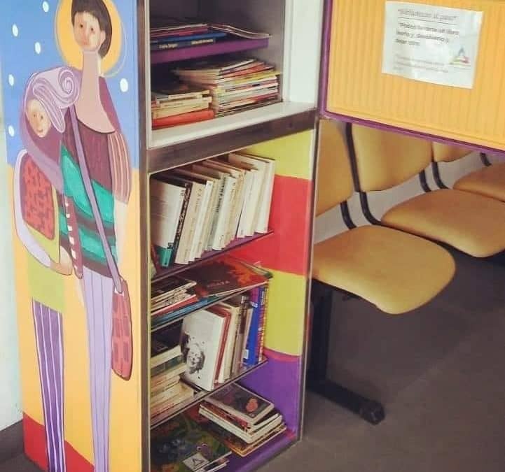 LA PRIMERA “BIBLIOTECA AL PASO” YA FUNCIONA EN EL CENTRO CÍVICO