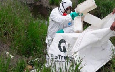 Operativo de saneamiento en un camino rural de 30 de Agosto