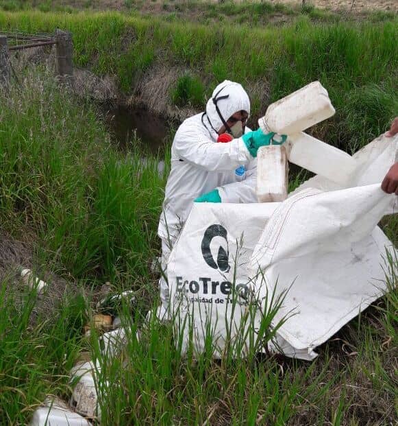 Operativo de saneamiento en un camino rural de 30 de Agosto