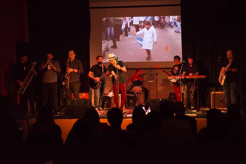 Se realizó un recital de blues a beneficio de la Escuela 502