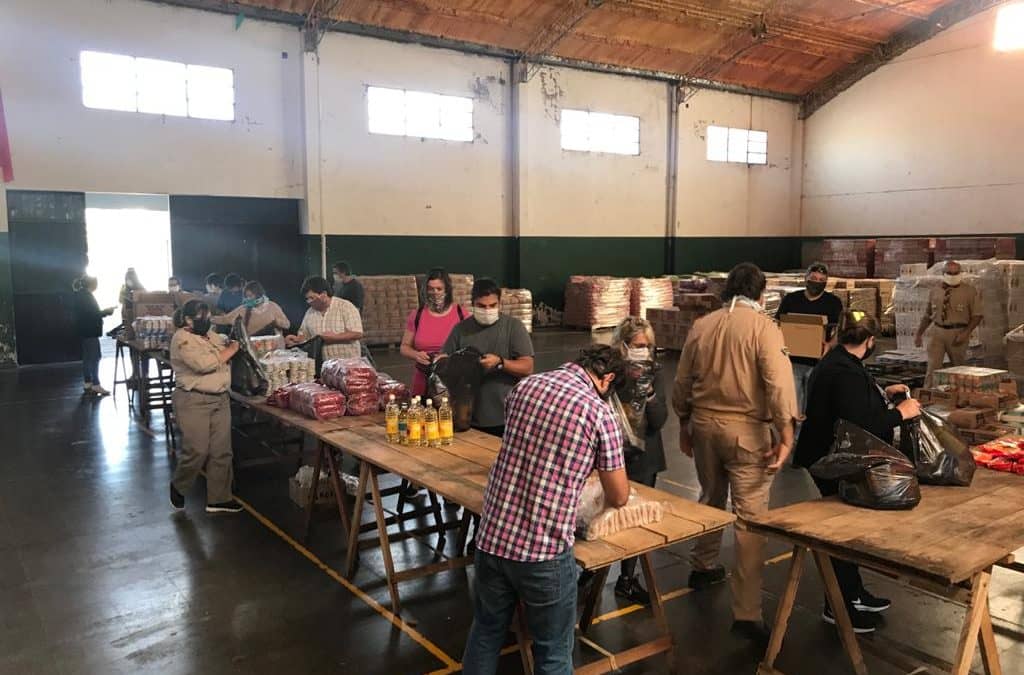 UN GRUPO DE 30 VOLUNTARIOS  DEL REGISTRO Y FUNCIONARIOS ARMARON 1.000 BOLSONES DE ALIMENTOS DE LOS QUE ENTREGA EL MUNICIPIO