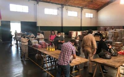 UN GRUPO DE 30 VOLUNTARIOS  DEL REGISTRO Y FUNCIONARIOS ARMARON 1.000 BOLSONES DE ALIMENTOS DE LOS QUE ENTREGA EL MUNICIPIO