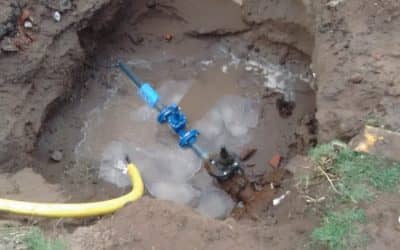 SERVICIOS SANITARIOS REALIZÓ UN RECAMBIO DE VÁLVULA EN UN CAÑO UBICADO EN TOMÁS DAVIS Y PTE. URIBURU