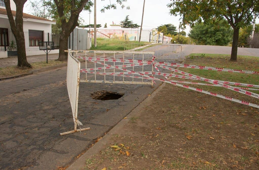 Rotura en la red de cloacas provocó un pozo en la calle Lagos