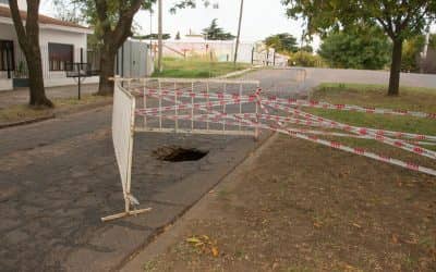 Rotura en la red de cloacas provocó un pozo en la calle Lagos