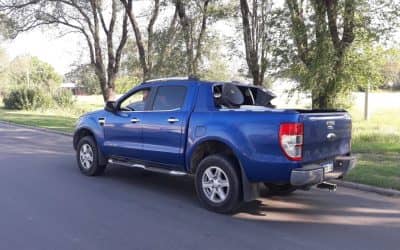 CUATRO CAMIONETAS CON ALTOPARLANTES RECORREN LAS CALLES PIDIENDO A LOS VECINOS QUE NO SALGAN DE SUS CASAS