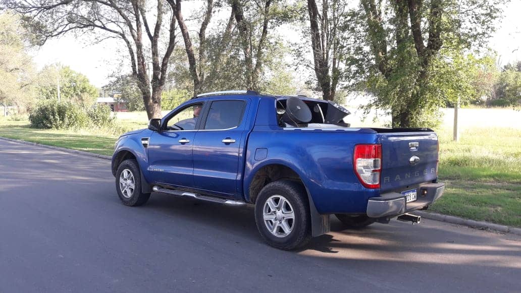 CUATRO CAMIONETAS CON ALTOPARLANTES RECORREN LAS CALLES PIDIENDO A LOS VECINOS QUE NO SALGAN DE SUS CASAS