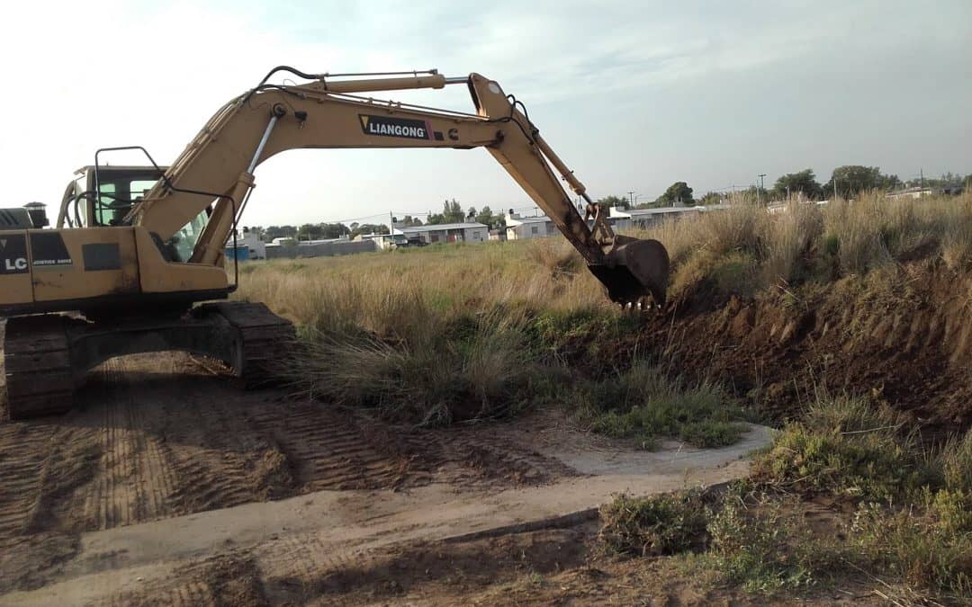 Limpieza en los canales pluviales de Berutti