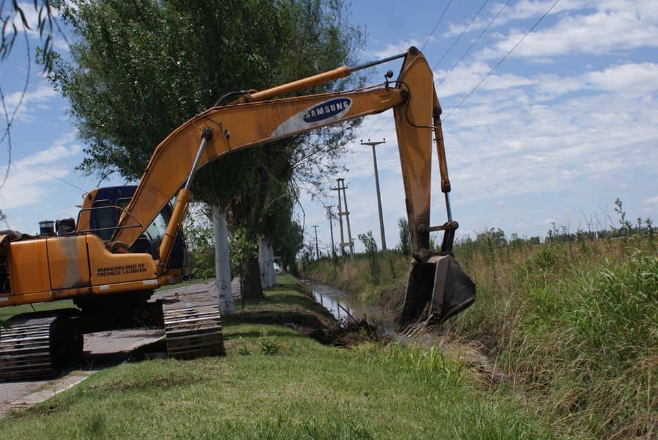 30 DE AGOSTO: SE LIMPIO EL CANAL DE DESAGÜE PLUVIAL PARALELO A LA CALLE TRONGE, DESPUES DE UNA DECADA