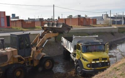 EL MUNICIPIO REALIZA LA LIMPIEZA DEL CANAL LLAMBÍAS PARA MEJORAR EL ESCURRIMIENTO DE AGUA EN CASO DE LLUVIA
