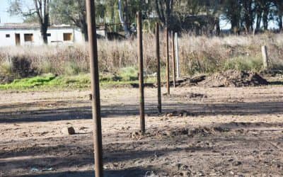 Avanza el tendido de alambrado y columnas en el predio donde funcionará el refugio canino
