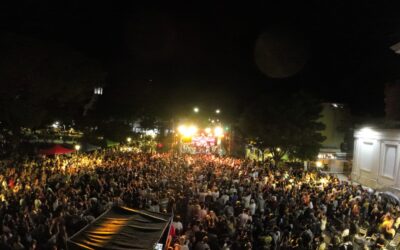 CARNAVAL A PLENO EN TRENQUE LAUQUEN: EL CENTRO Y LA PLAZA SAN MARTÍN CON UNA MULTITUD QUE BAILÓ Y DISFRUTÓ DE UNA NOCHE INOLVIDABLE