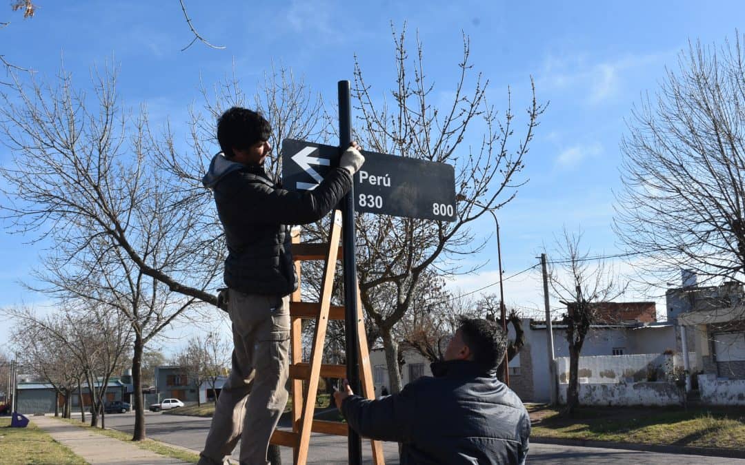 RENUEVAN Y COMPLETAN LA CARTELERÍA CON LOS NOMBRES DE LAS CALLES Y LA NUMERACIÓN EN  EL BARRIO INDIO TROMPA