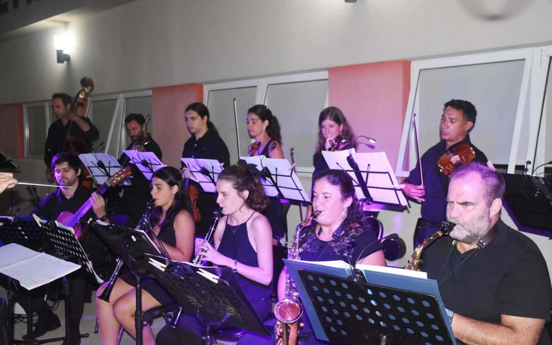 EN SU PRIMER CONCIERTO DEL AÑO, LA ORQUESTA DE TANGO LE PUSO MUSICA A UNA NOCHE MAGICA EN EL PARQUE MUNICIPAL