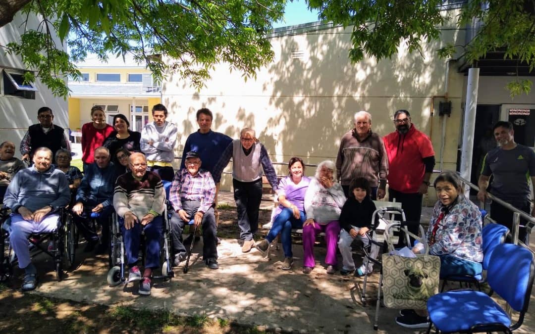 LOS RESIDENTES DEL HOGAR MARCELO CASTELLA RECIBIERON LA VISITA DE LOS INTEGRANTES DE LA HUERTA “DELICIA”