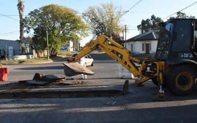 PERSONAL DE SERVICIOS SANITARIOS TRABAJA EN EL RECAMBIO DE UN CAÑO DE LA RED CLOACAL EN LAS CALLES CUELLO Y VIGNAU