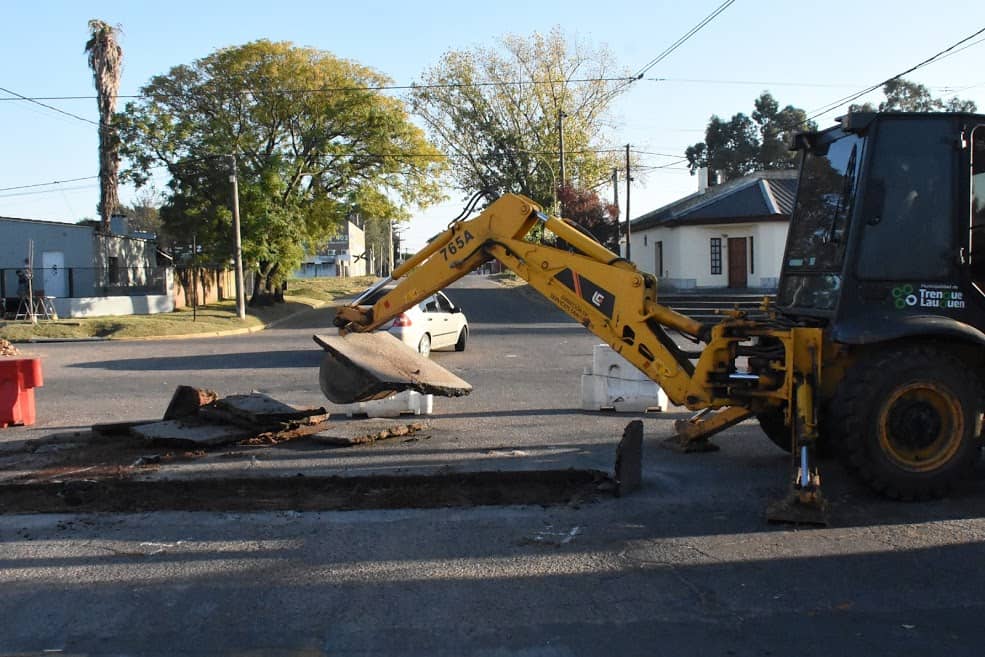 PERSONAL DE SERVICIOS SANITARIOS TRABAJA EN EL RECAMBIO DE UN CAÑO DE LA RED CLOACAL EN LAS CALLES CUELLO Y VIGNAU