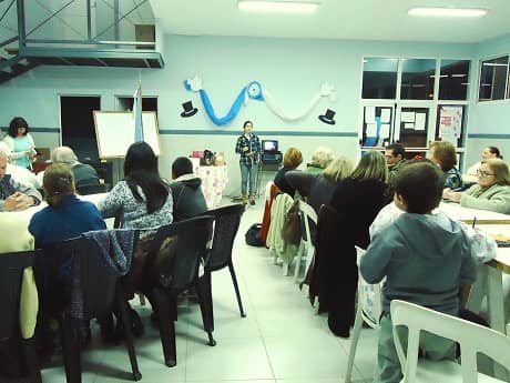 Se realizó una cena bingo para adultos mayores