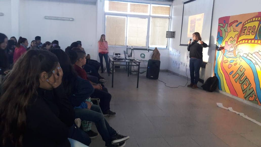 AMBIENTE DIO UNA CHARLA POR EL “DÍA INTERNACIONAL DE LA TIERRA” EN LA SECUNDARIA Nº 8 Y CREÓ UNA ECO BIBLIOTECA ITINERANTE