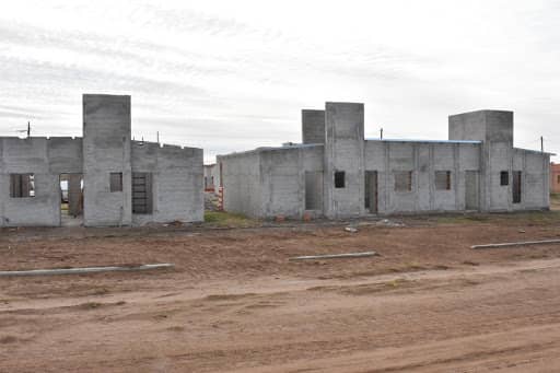 CÍRCULO CERRADO: EL MUNICIPIO REANUDÓ LOS TRABAJOS EN LAS 52 VIVIENDAS EN LA AU Y EN OTRAS 10 EN TREINTA DE AGOSTO