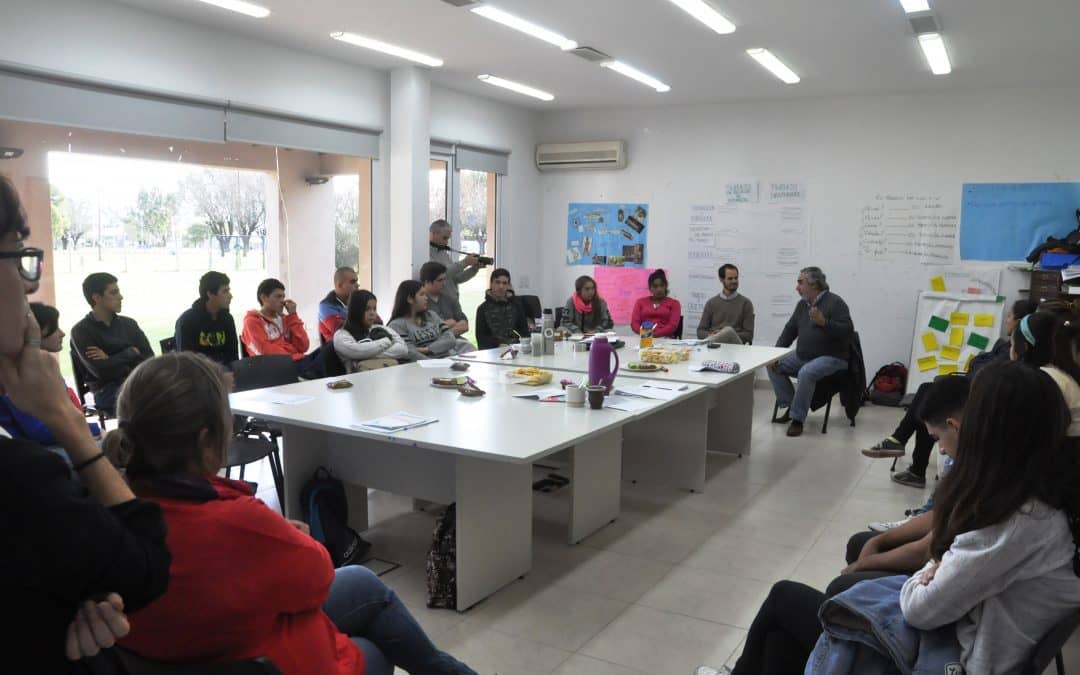 Fernández visitó el Curso de Introducción al Trabajo y conversó con los alumnos