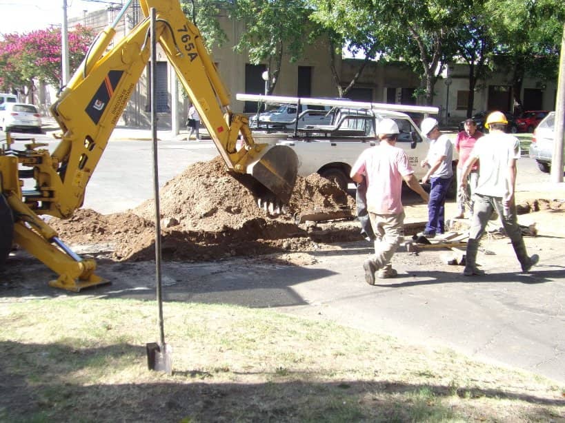AVANZA LA OBRA DE RECAMBIO DE CAÑERÍA DE CLOACAS EN ROCA Y ALEM