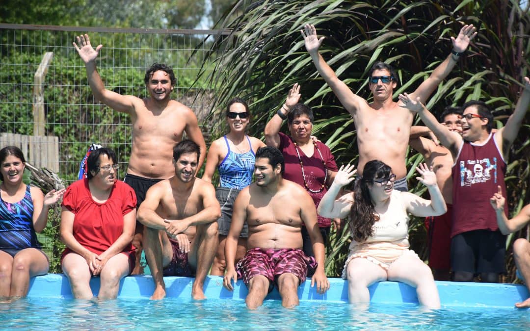 OTRAS DOS ACTIVIDADES COMIENZAN ESTA TARDE (MARTES) EN CASA DEL NIÑO:  LA COLONIA BARRIAL Y NATACIÓN