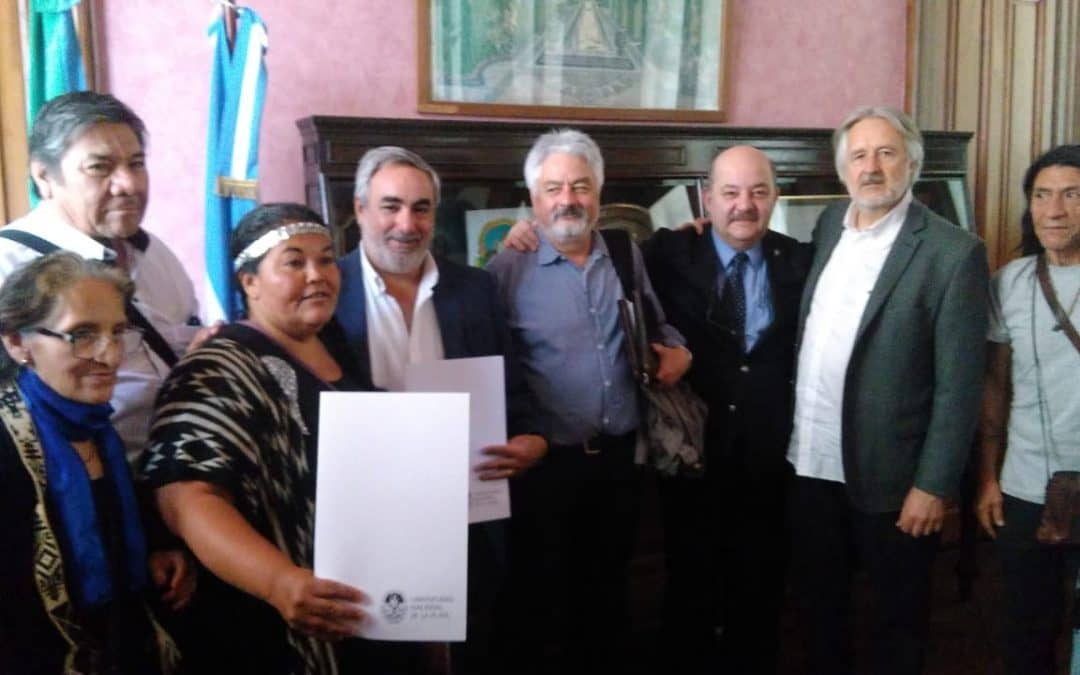 FERNÁNDEZ FIRMÓ UN CONVENIO CON LA UNLP Y LA COMUNIDAD MAPUCHE PARA AVANZAR EN UN DISEÑO DE VIVIENDAS